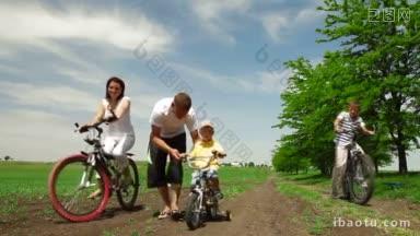 一家人带着孩子在周末骑自行车出游